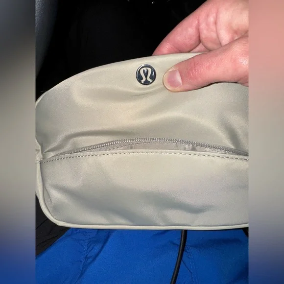 NWOT Lululemon City Essentials Pouch 2L - Picture 4 of 6